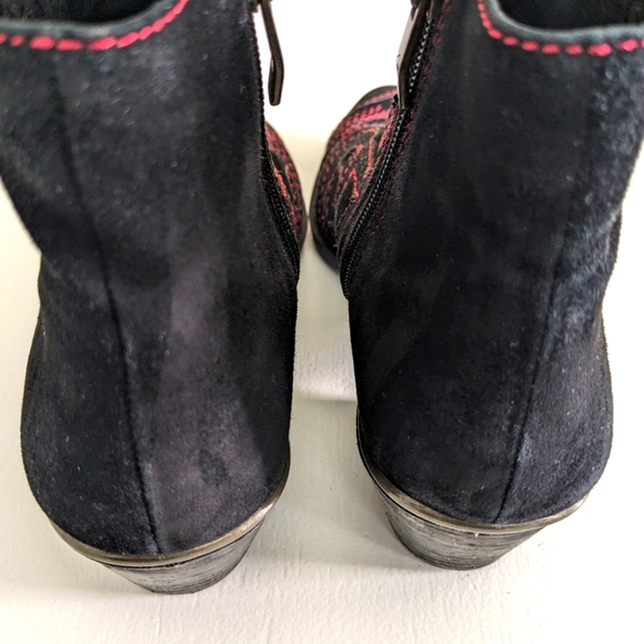 VINCE CAMUTO Booties - Picture 3 of 7
